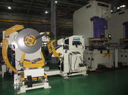 Ισοπεδώνοντας CNC επεξεργασίας σφράγισης μηχανών Decoiler μετάλλων φύλλων εξοπλισμός χειρισμού σπειρών